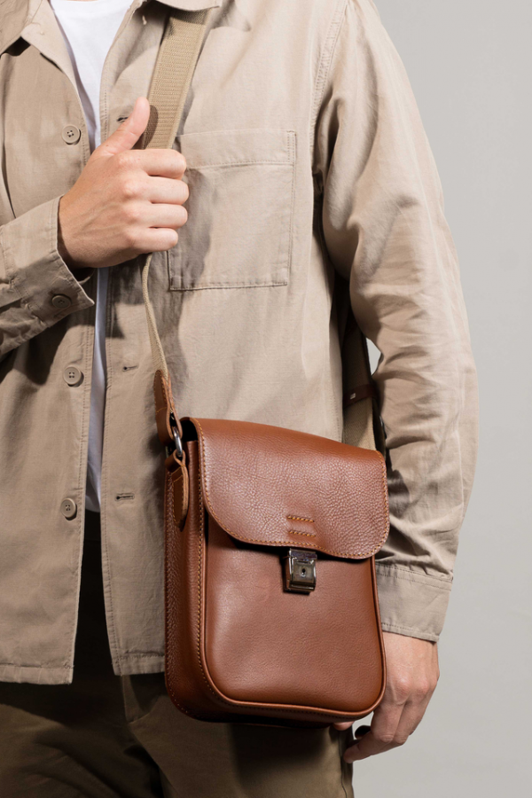 Web_Big_VL_1129_crop Bennet Tan Leather Messenger Bag